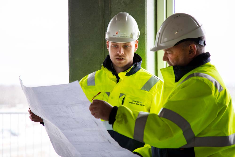 Personer i arbejdstøj på byggeplads